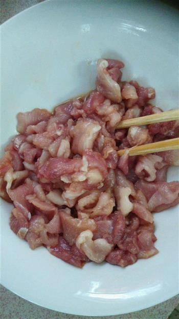 西芹红辣椒炒肉的做法步骤4