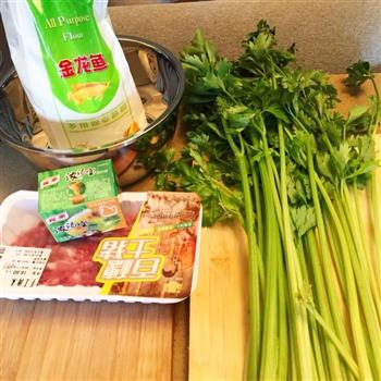 芹菜猪肉馅水饺-妈妈私房手工水饺的做法步骤1