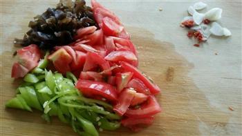 简单又营养的西红柿打卤面的做法步骤1