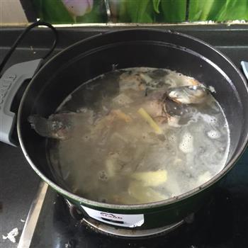 铸铁锅版鲫鱼萝卜丝汤的做法步骤2