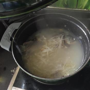 铸铁锅版鲫鱼萝卜丝汤的做法步骤3