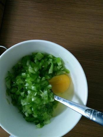 青椒鸡蛋炒花生米饭的做法步骤1