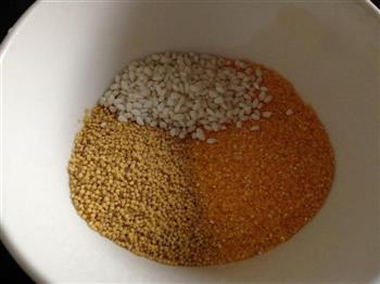 健康粗粮也美味－小米地瓜粥的做法步骤1