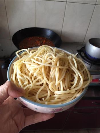 快手简单早餐-意大利番茄肉酱面的做法图解3