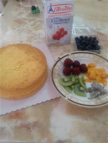 带饼干围边的奶油水果蛋糕的做法步骤1