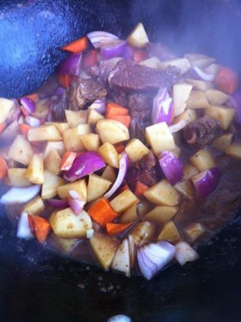 沙茶牛肉焖烧土豆的做法步骤4