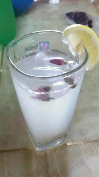 玫瑰冰蜂蜜柠檬水的做法步骤1