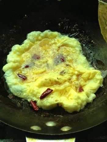 金针菇炒鸡蛋的做法步骤3