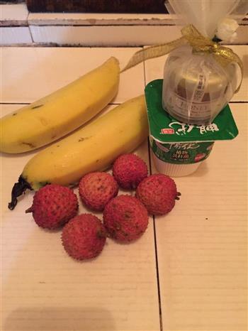 荔枝香蕉酸奶沙拉的做法步骤1