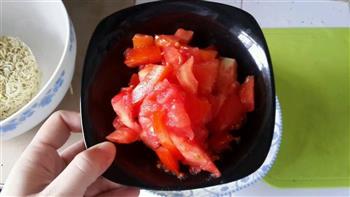 西红柿青瓜牛肉酱拌鸡蛋面的做法图解2