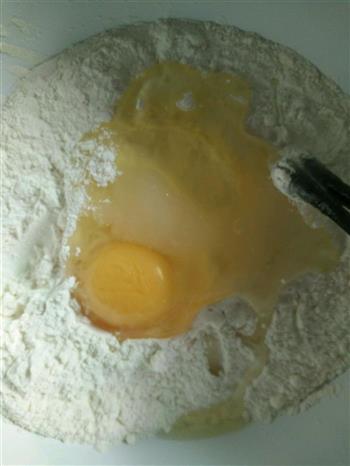 牛奶鸡蛋饼的做法步骤1
