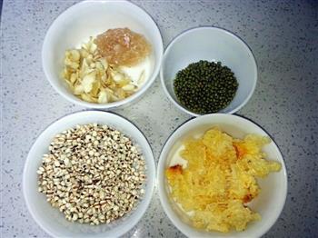 梅雨季节祛湿宝贝-银耳薏米百合绿豆粥的做法步骤1