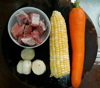 玉米萝卜排骨汤的做法步骤1