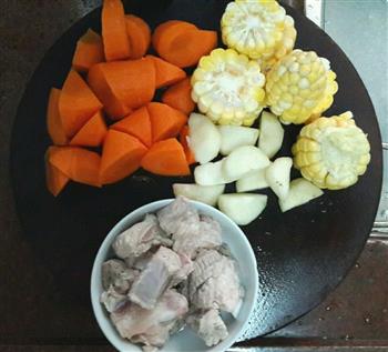 玉米萝卜排骨汤的做法步骤2