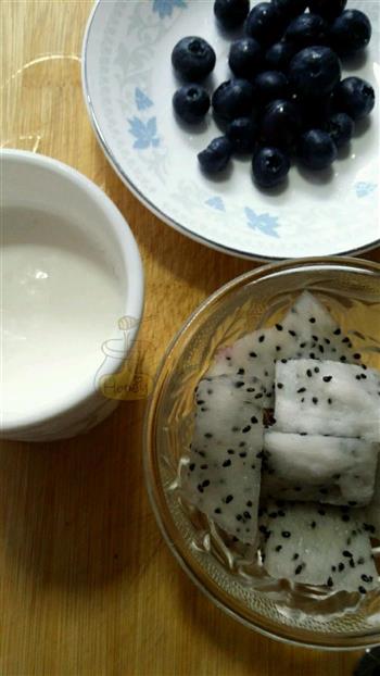 蓝莓火龙果酸奶冰棒的做法步骤1