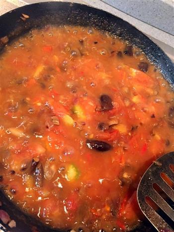 黑鸡纵菌茄汁海鲜意大利面的做法步骤4