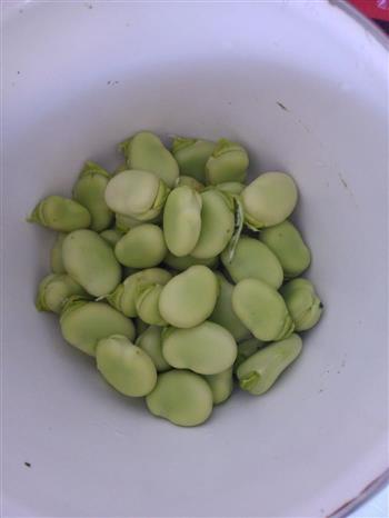培根炒蚕豆的做法步骤2