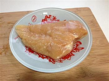 香煎鸡排配金枪鱼沙拉的做法步骤1