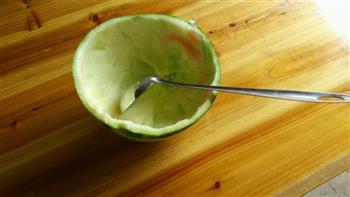 榨冰西瓜汁的做法步骤2