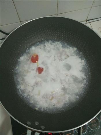 咸蛋肉片番薯叶汤的做法步骤3