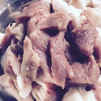 东瓜猪肉炖粉条的做法图解1