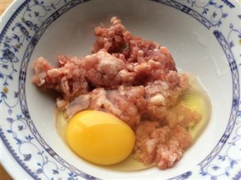 口蘑丸子炖鸡蛋的做法图解2