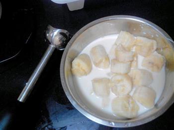 超级简单快速美味的香蕉芒果奶昔的做法图解2