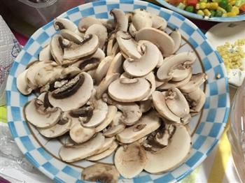 广式香肠虾仁鸡蛋蘑菇焖饭的做法步骤5