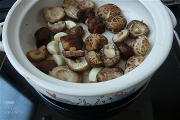 香菇煮腊肉的做法图解3