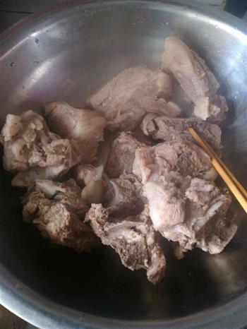 大骨头五花肉炖酸菜的做法步骤2