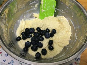 简单又美丽的香酥粒蓝莓麦芬的做法步骤10