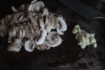 蒜香黑椒蘑菇片的做法图解1