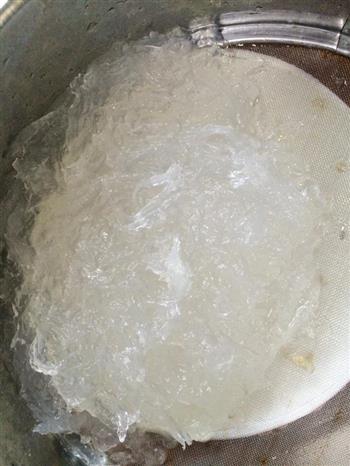 桃胶红枣牛奶冰糖炖燕窝的做法步骤2