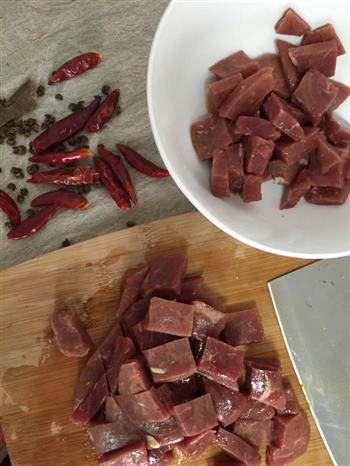 麻辣牛肉粒的做法步骤1