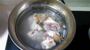 花生海带猪蹄汤的做法图解1