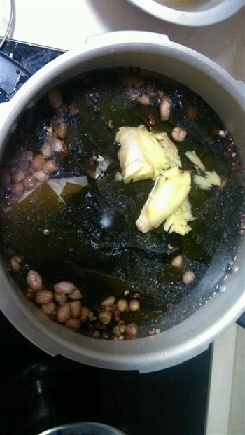花生海带猪蹄汤的做法图解5
