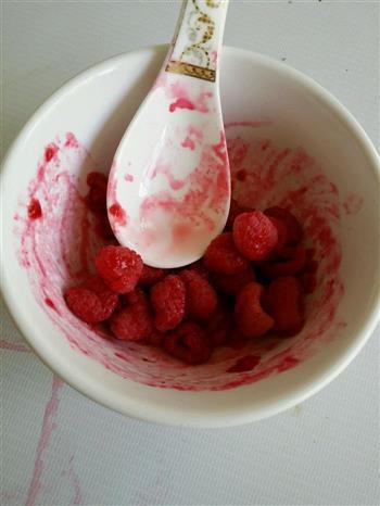 树莓酸奶的做法图解3