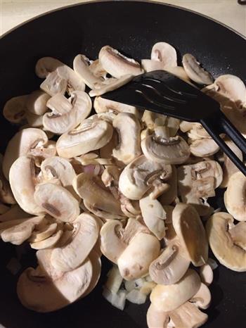 奶油蘑菇汤+面包小脆的做法步骤2