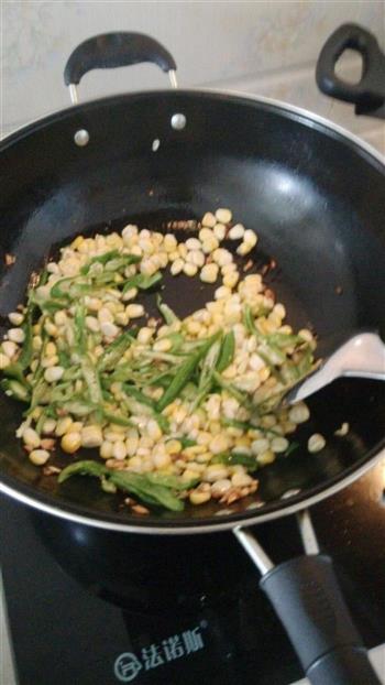 青椒炒玉米的做法步骤4