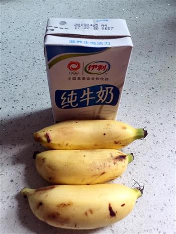 香蕉牛奶的做法图解1