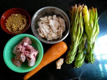 霸王花/火龙果花黄豆毛薯红萝卜猪骨润汤的做法步骤1