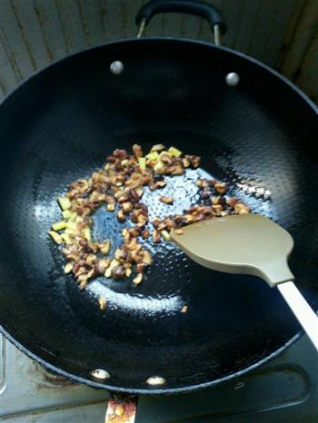 懒人餐-香菇腊肠炒饭的做法步骤3