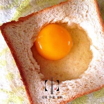 面包煎蛋的做法步骤2