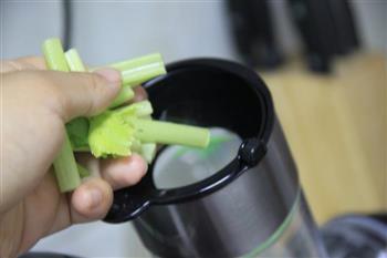 绿野仙踪-西芹黄瓜精力汤的做法步骤3