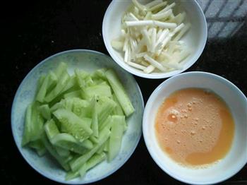 青瓜韭菜炒蛋的做法步骤1