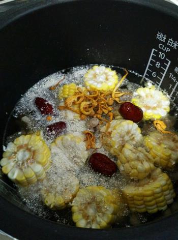 虫草花玉米排骨汤的做法图解2
