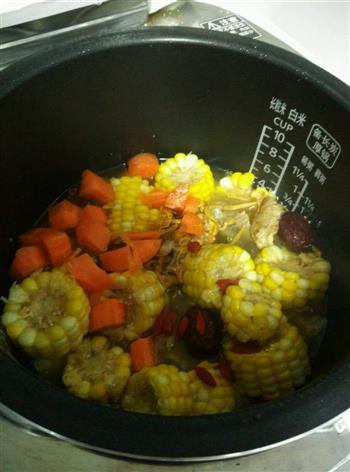 虫草花玉米排骨汤的做法步骤3