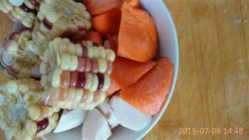胡萝卜玉米山药大骨汤的做法步骤2