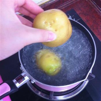 黄金芝士焗黑椒土豆泥 配土豆快速剥皮方法的做法步骤2