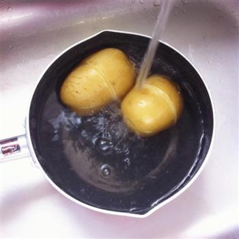 黄金芝士焗黑椒土豆泥 配土豆快速剥皮方法的做法步骤3